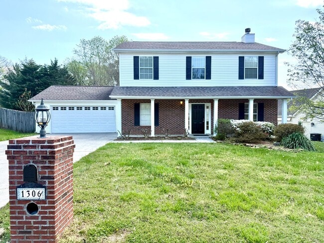 Building Photo - West Knoxville 37932 - 4 bedroom, 2.5 bath home - Contact Tanner Fee (865) 850-5103