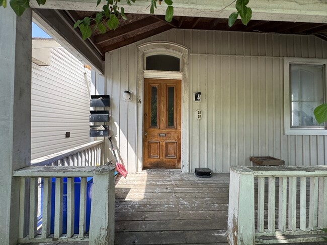 Building Photo - 2-4 Peel St Barrie Ontario L4M3K8 Unit 2