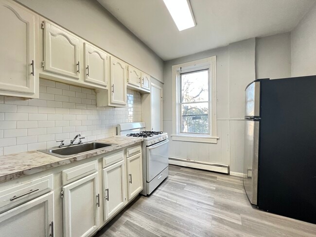 Building Photo - 90 E 25th St Unit 13
