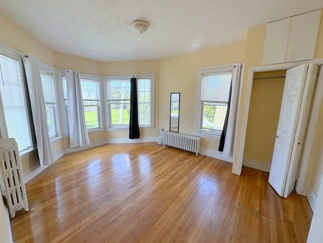 Building Photo - 145 College Ave Unit 2