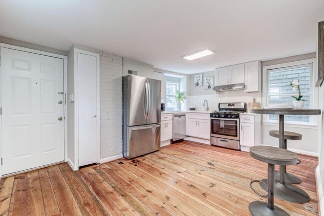 Photo - 2 Level Condo with parking, close to metro, utilities included!