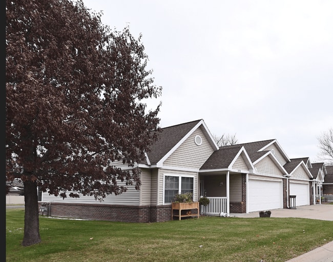 Building Photo - Silver Oaks Townhomes
