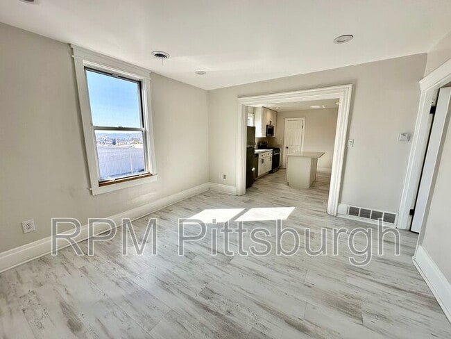 Photo - 7500 Ellesmere St