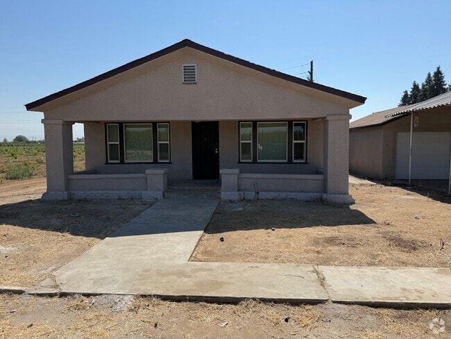 Building Photo - Country Home