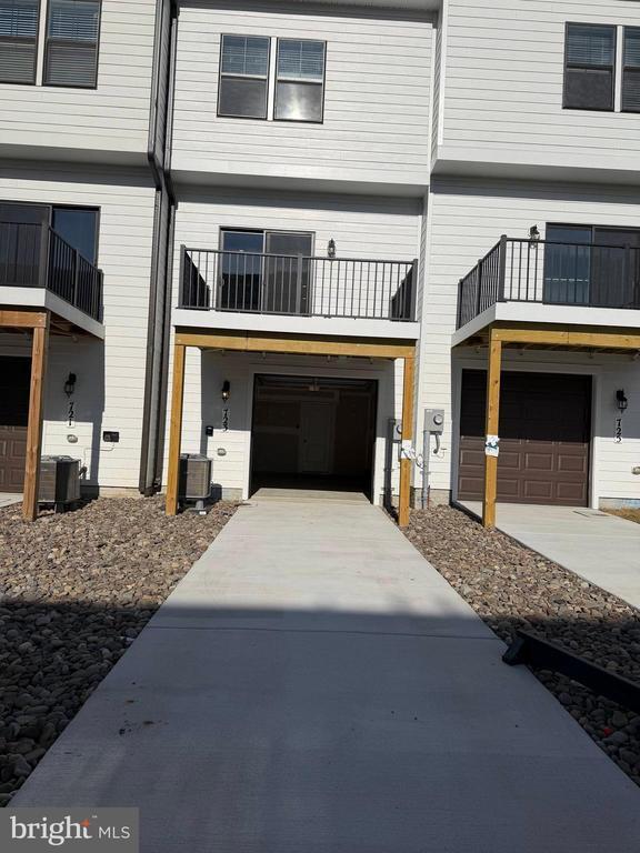 Photo - 723 Courier Ln