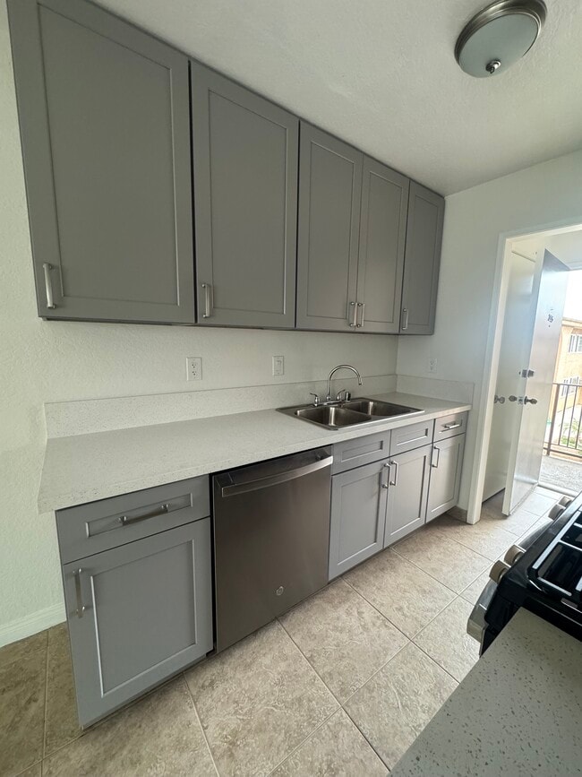 Photo - 18535 Saticoy St Unidad 205