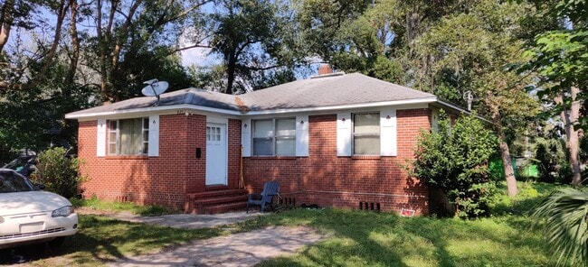 Building Photo - 8253 Lexington Dr Rental