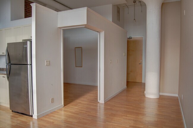 Photo - 404 King St W