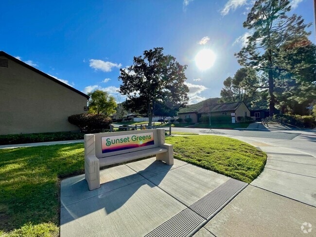 Building Photo - Single Story Condo on ground floor located...