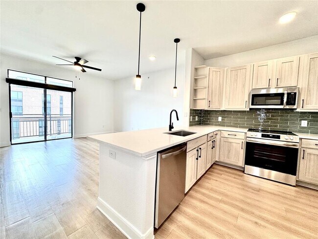 Photo - 2300 Richmond Ave. Unidad 436 Rental