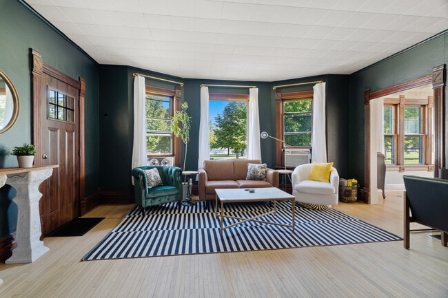 Building Photo - 1028 Porlier St Unit 1