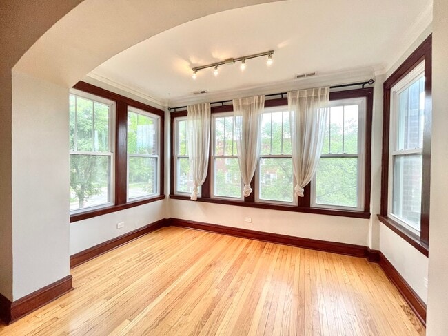 Photo - 2652 N Harding Ave Unit 2