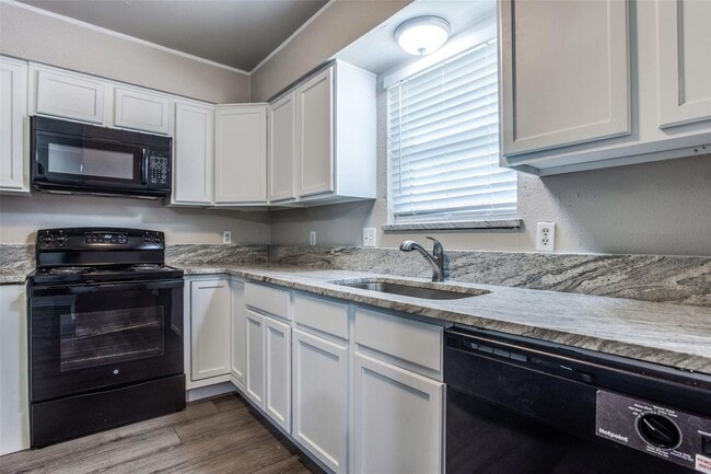 Photo - 2434-2434 Lakeview Cir