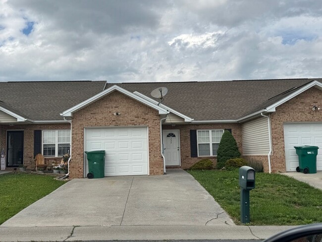 3 Bedroom 2 Bath Home with Garage - 3 Bedroom 2 Bath Home with Garage