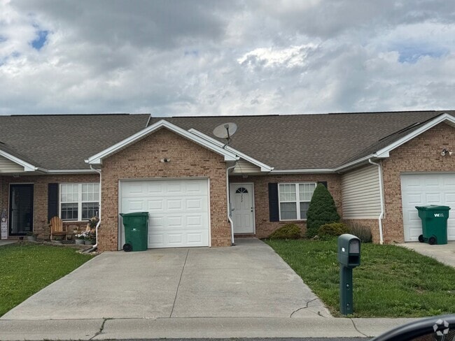 Building Photo - 3 Bedroom 2 Bath Home with Garage