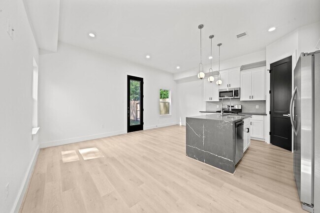 Photo - 4930 Chennault Rd Unidad A