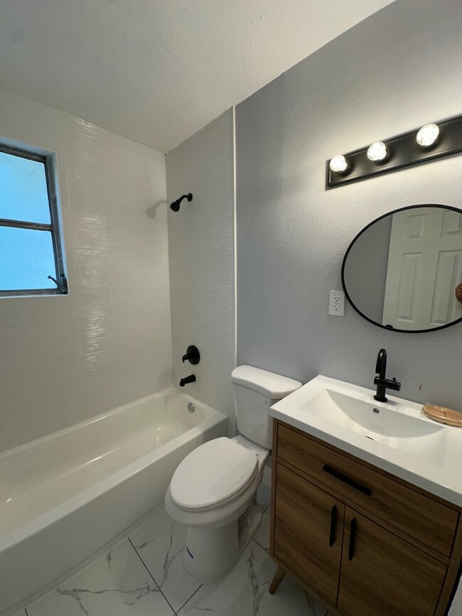 Photo - 1980 W 24th St