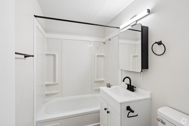2BR, 1.5BA - 850SF - Bathroom