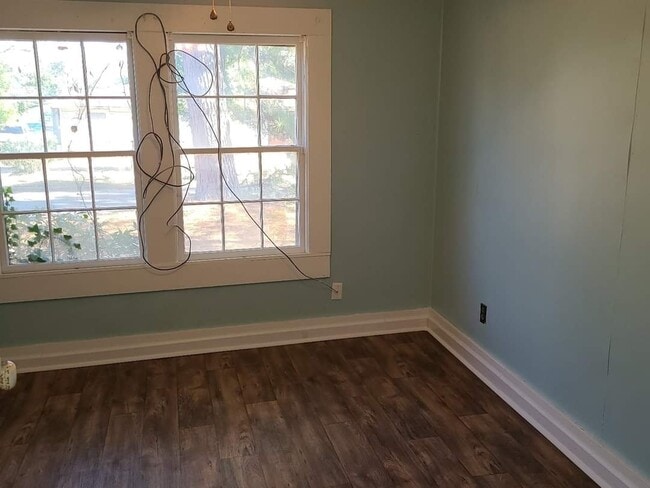 Photo - 732 Cariker St