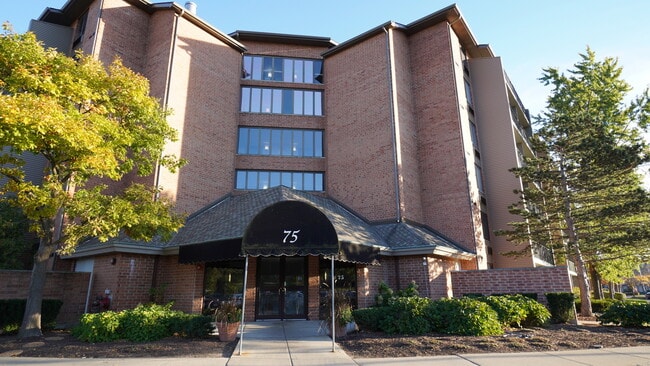 Building Photo - 75 Kristin Cir Unit 408