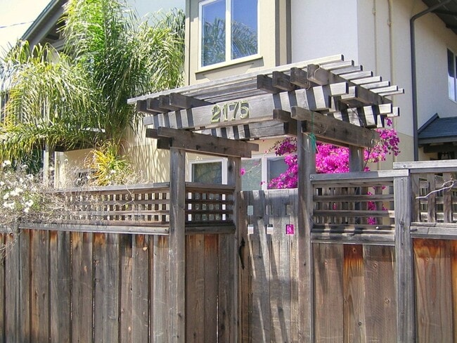 Photo - COMING SOON-A spacious 5bdr/3bathroom just one block from Shattuck Ave shops and entertainment. Unidad 04