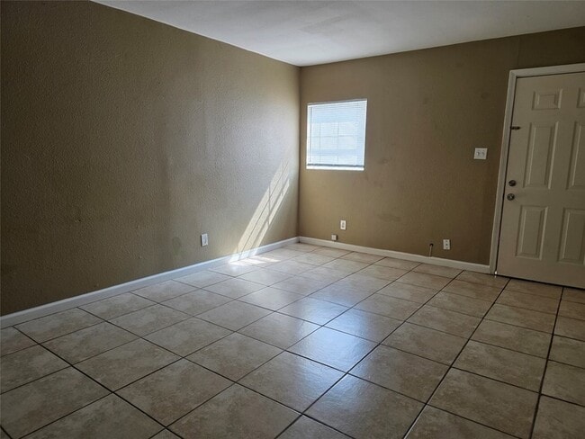 Photo - 1502 Oleander