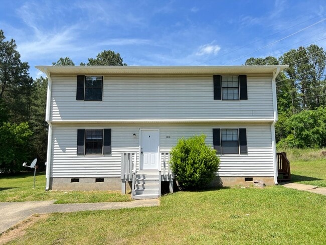 Building Photo - Updated 2 Bedroom Duplex in Durham
