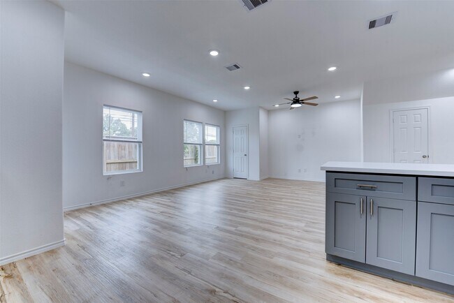 Building Photo - 8203 Woodlyn Rd