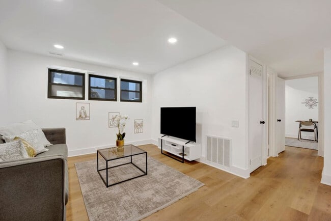 Photo - 503 W Wrightwood Ave Unit ID1319110P