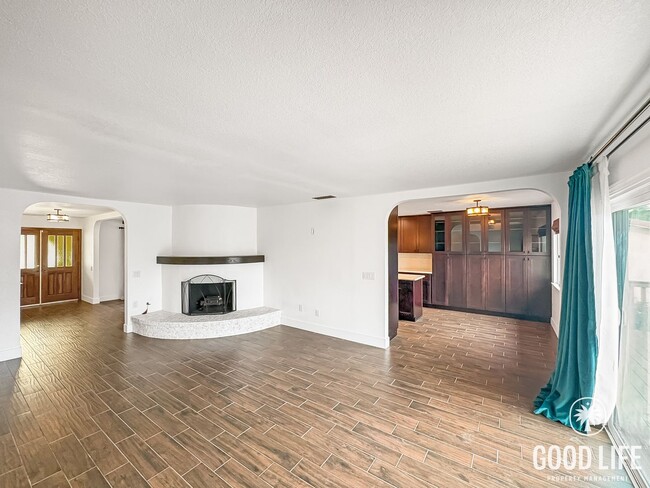 Photo - Spacious Vista Home with Large Lot, Designer Finishes & Guest Suite