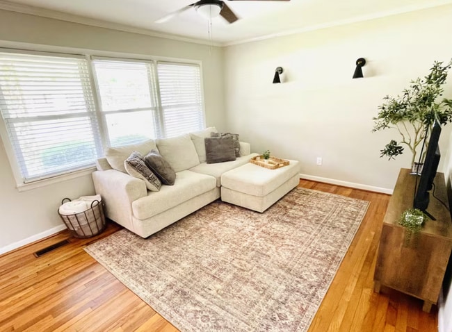 Photo - 2013 Lee Ave