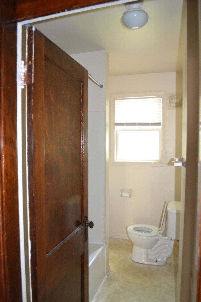 Photo - 2285-87 Indianola Ave Unidad 2285