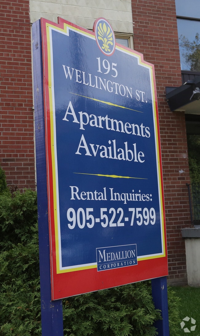 Photo - 195 Wellington St S