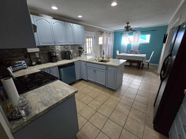 Kitchen Area - 2661 Magnolia Ave