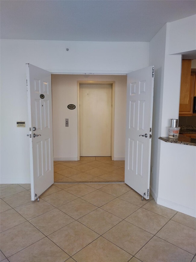 Building Photo - 100 S Birch Rd Unit 1005D