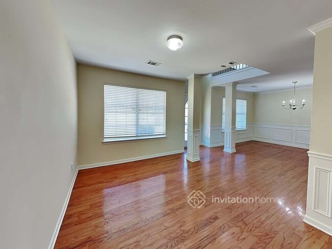 Photo - 140 Ontario Dr