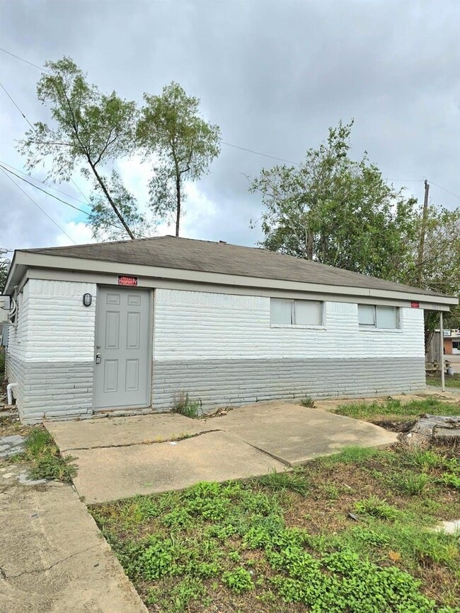 Building Photo - 3833 Mt Pleasant St