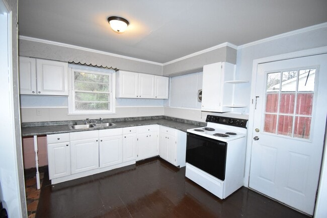 Photo - 3 Bedroom Pet Friendly Home For Rent!
