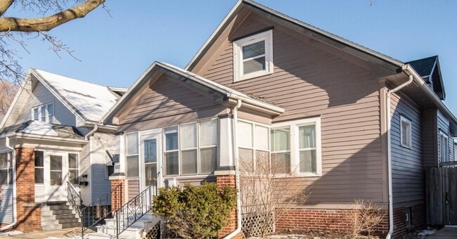 Building Photo - Spacious 3 Bedroom Single Family fenced in Yard, Racine!