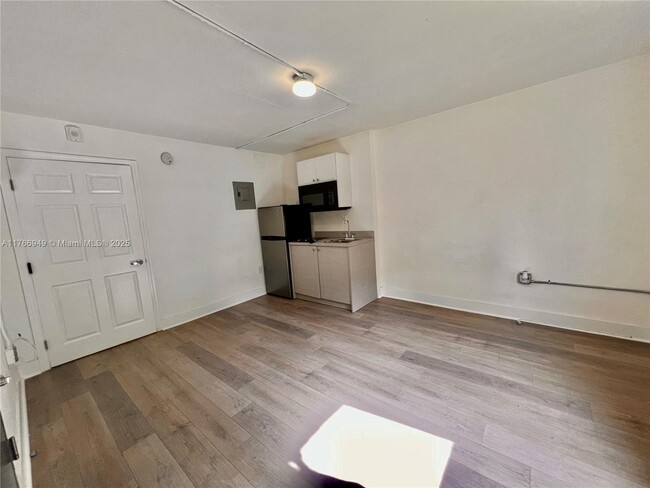 Photo - 143 SW 9th St Apartment Unit 109