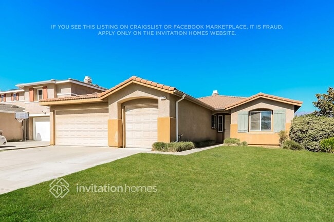 Photo - 1594 Leslie St