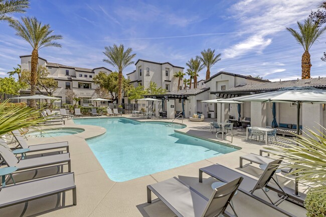 Ya sea que esté tomando sol o descansando a la sombra, el espacio de la piscina mejorada ofrece el lugar perfecto para refrescarse, recargar energías y disfrutar de esos días soleados de Las Vegas con estilo en The Michael B. - The Michael B Townhomes and Flats