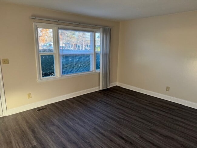 Photo - 303 Tall Pine Road