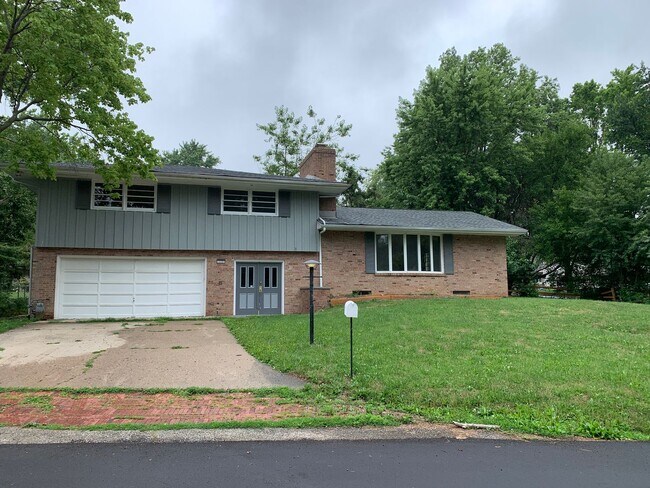 Building Photo - NOW Leasing!