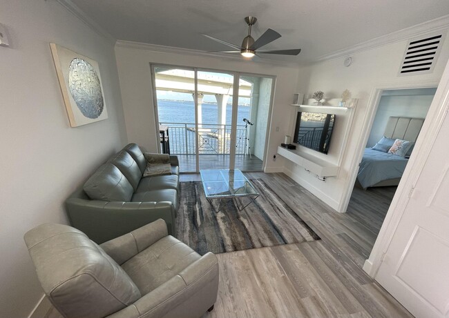 Building Photo - 415 NW Flagler Ave Unit 402