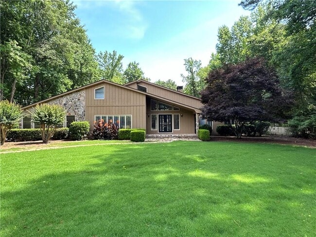 Building Photo - 115 Nesbit Ferry Pl