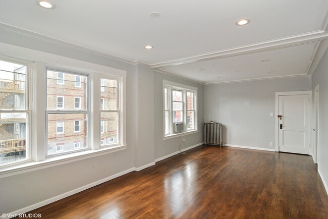 3557 W Wrightwood Ave