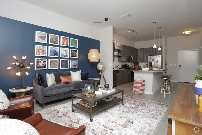 1BR, 1BA - 790 SF