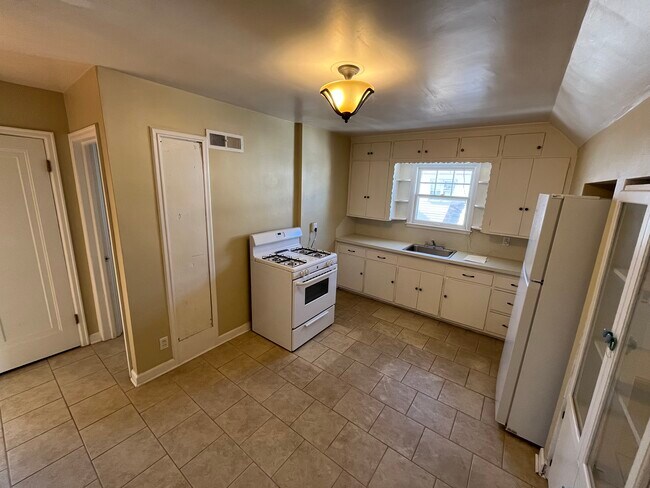 Photo - 306 E 18th St Unidad 1 Bedroom 1 Bath Upstairs