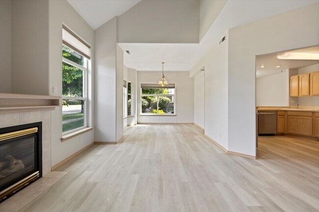 Photo - 423 Columbia Point Dr